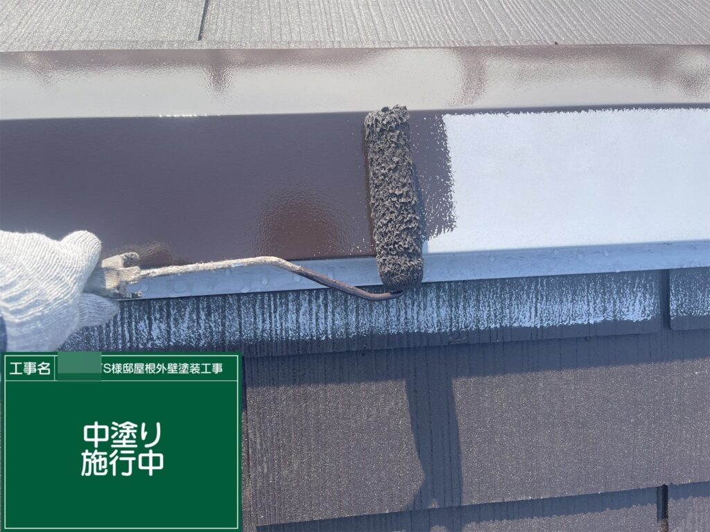 中塗りを行います。